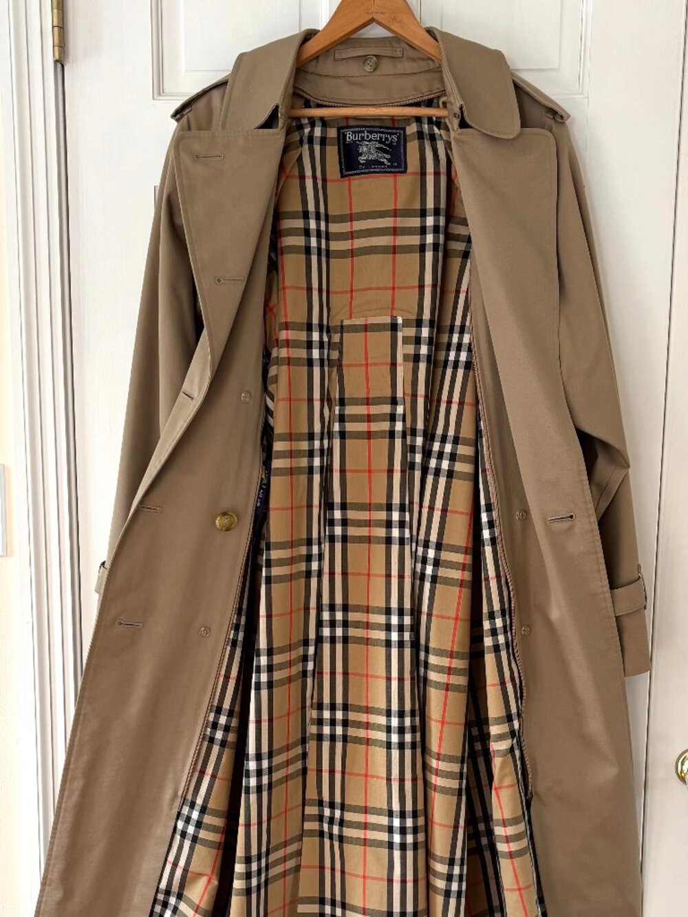 Vintage Burberry's Trenchcoat w/ zip-in wool lining & removable wool collar - Picture 3 of 9